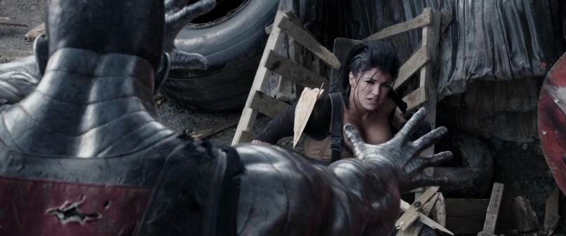 Gina Carano in einem Rock