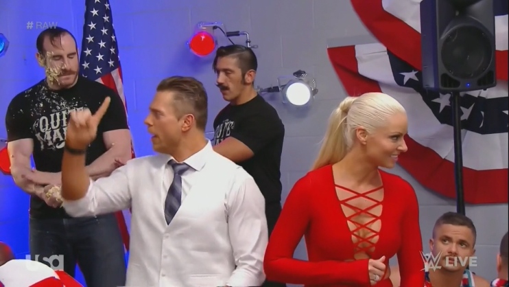 Maryse Mizanin Gesäß sind sichtbar