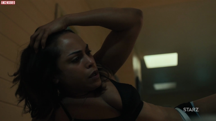 Monica Raymund Strümpfe 71